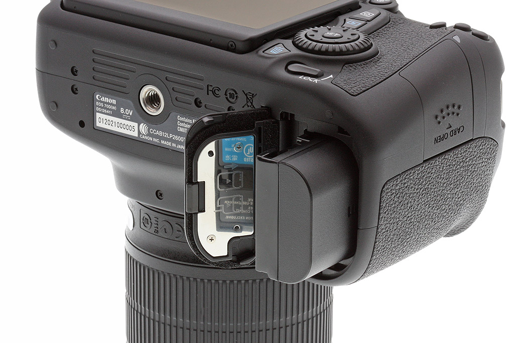 Canon 70D review -- Battery compartment