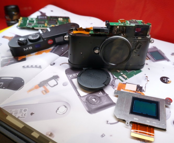 Check out the guts of the Leica M8 - Imaging Resource