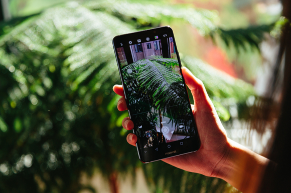 Huawei's new AI-powered Mate 10 packs dual Leica Summilux f/1.6