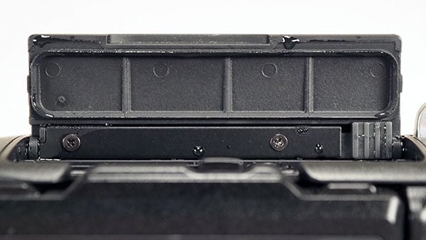 Canon EOS R Review -- extreme close-up of memory card compartment door edge.