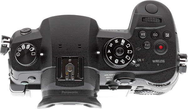 The top design of the G9 (top) vs. the GH5 (bottom)