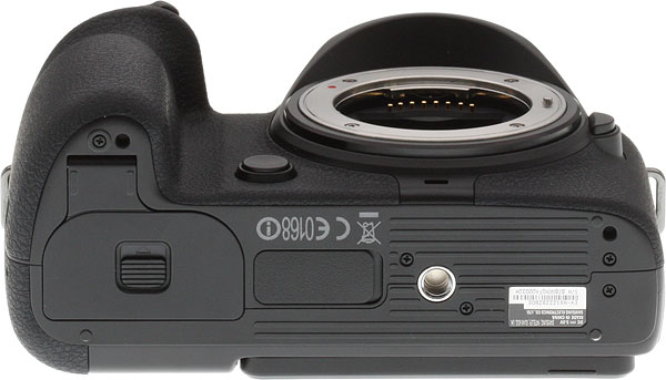 Samsung NX1 review -- bottom view