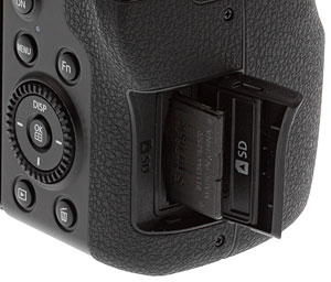 Samsung NX1 review -- card slot